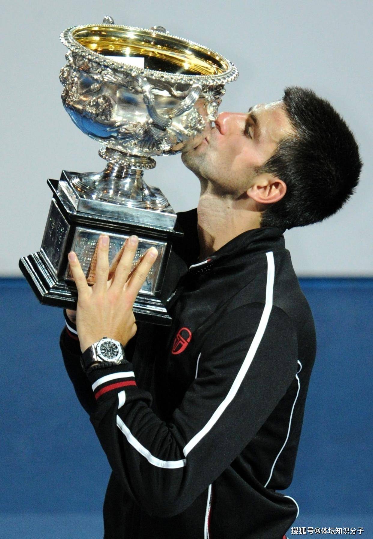 爱游戏-德约科维奇回归赛场，突破纪录首场状态亮眼，篮网观众沸腾！的简单介绍