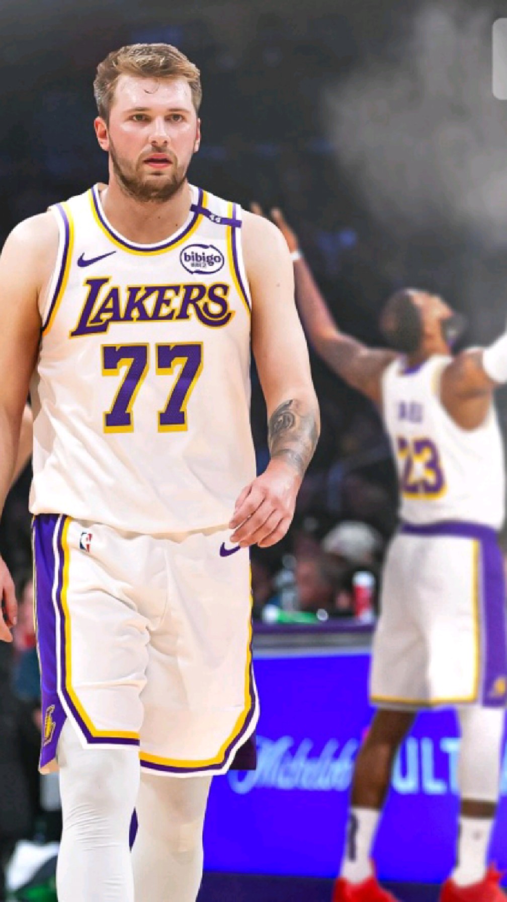 AYX-东契奇回归赛场，惊险取胜首场状态亮眼，湖人观众沸腾！的简单介绍